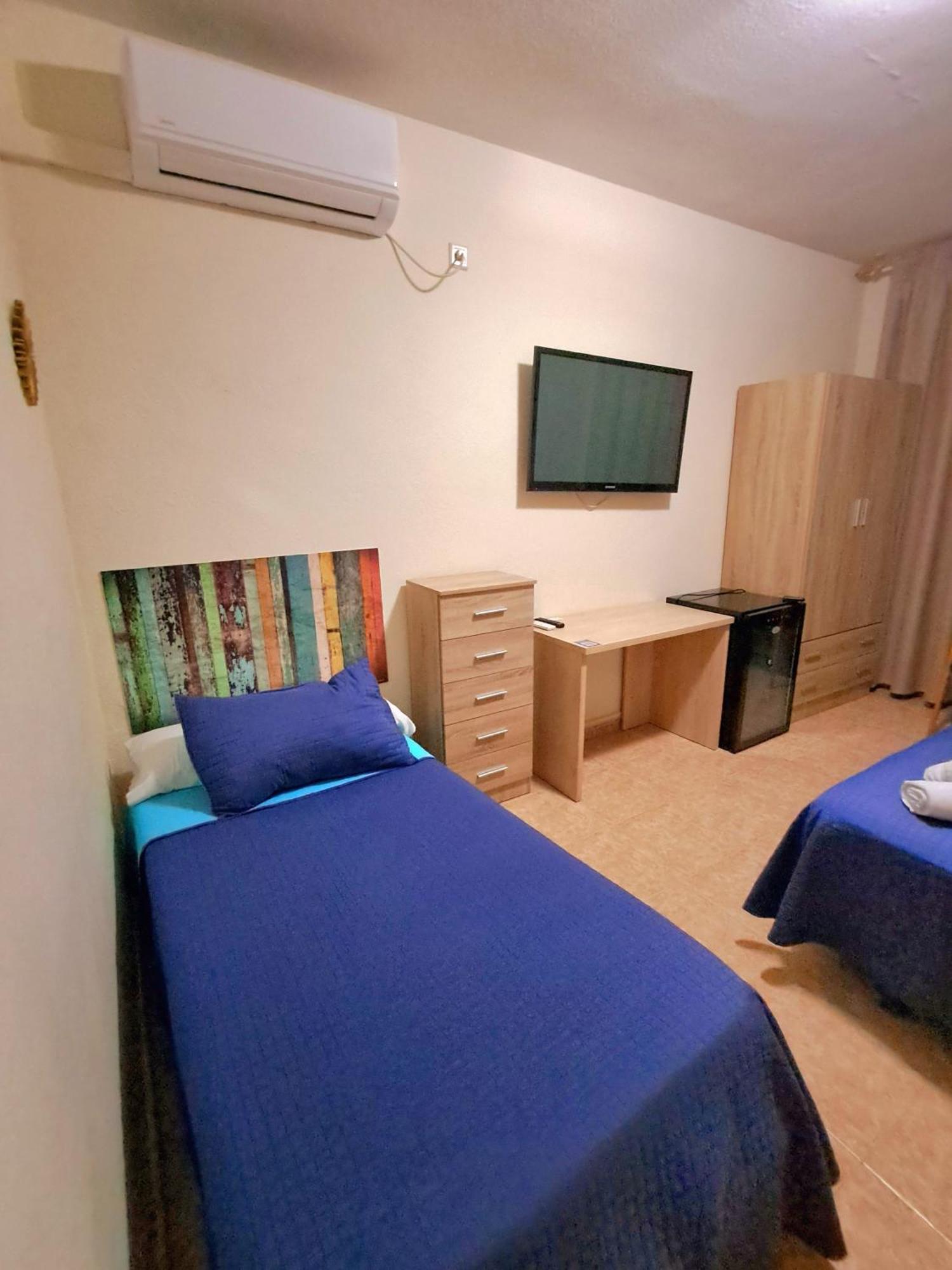 Hostal Dona Maria Valdemoro Exterior foto