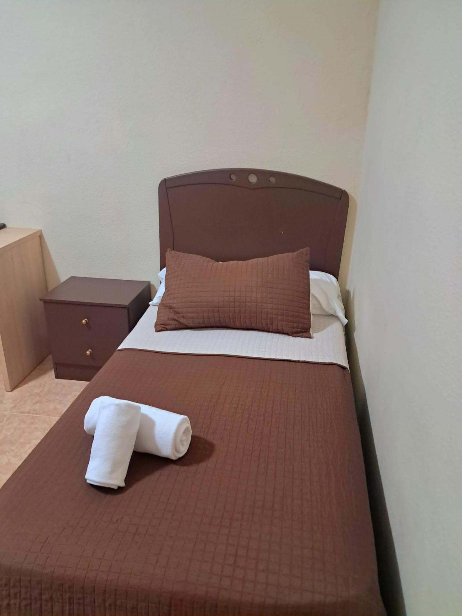 Hostal Dona Maria Valdemoro Exterior foto